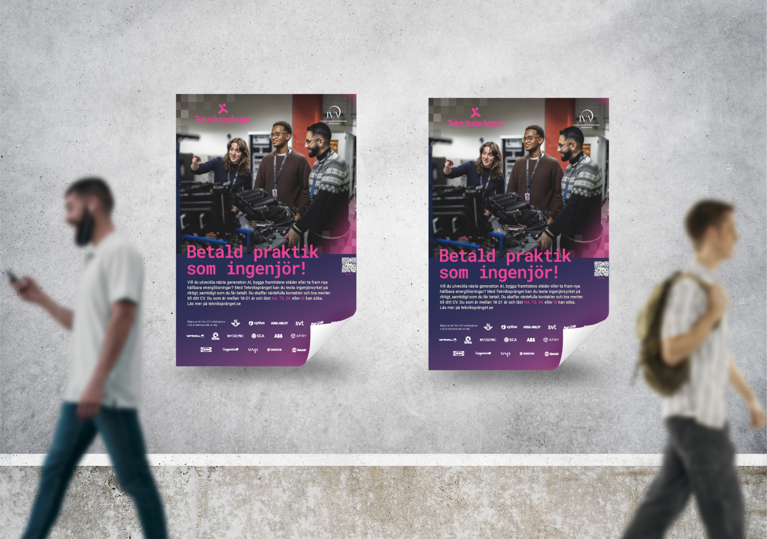 Två personer går i en korridor där två posters med Tekniksprångetinformation hänger på väggen