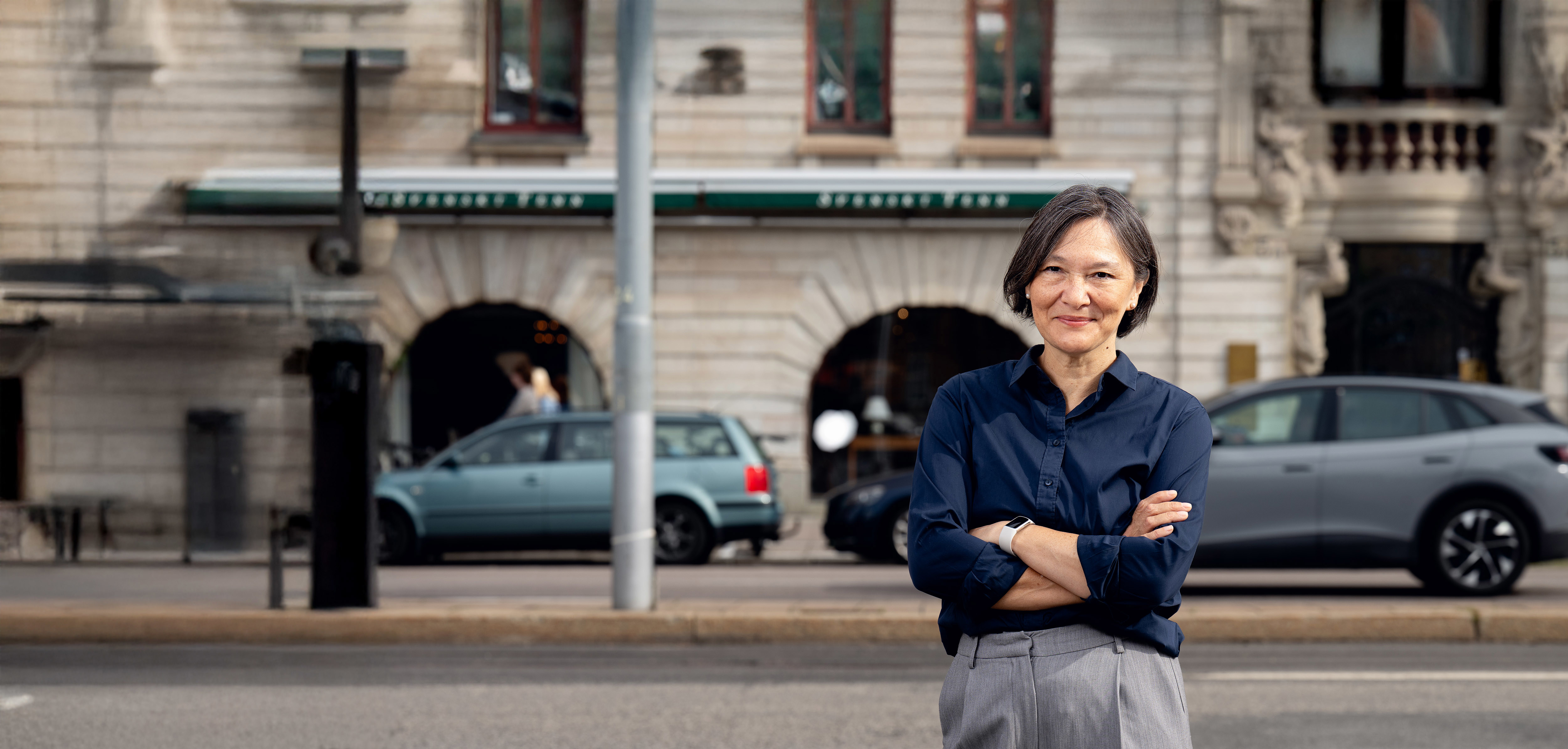 Sylvia Schwaag Serger utomhus med korsade armar
