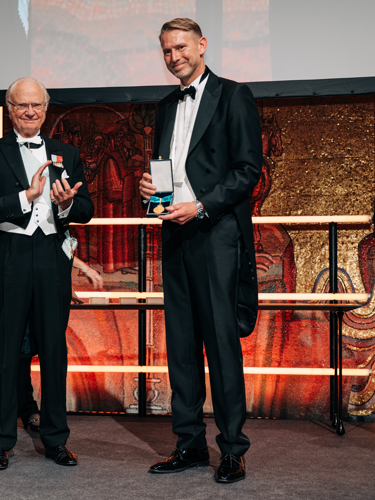 H.M. Konungen tilldelar Peter Carlsson guldmedaljen