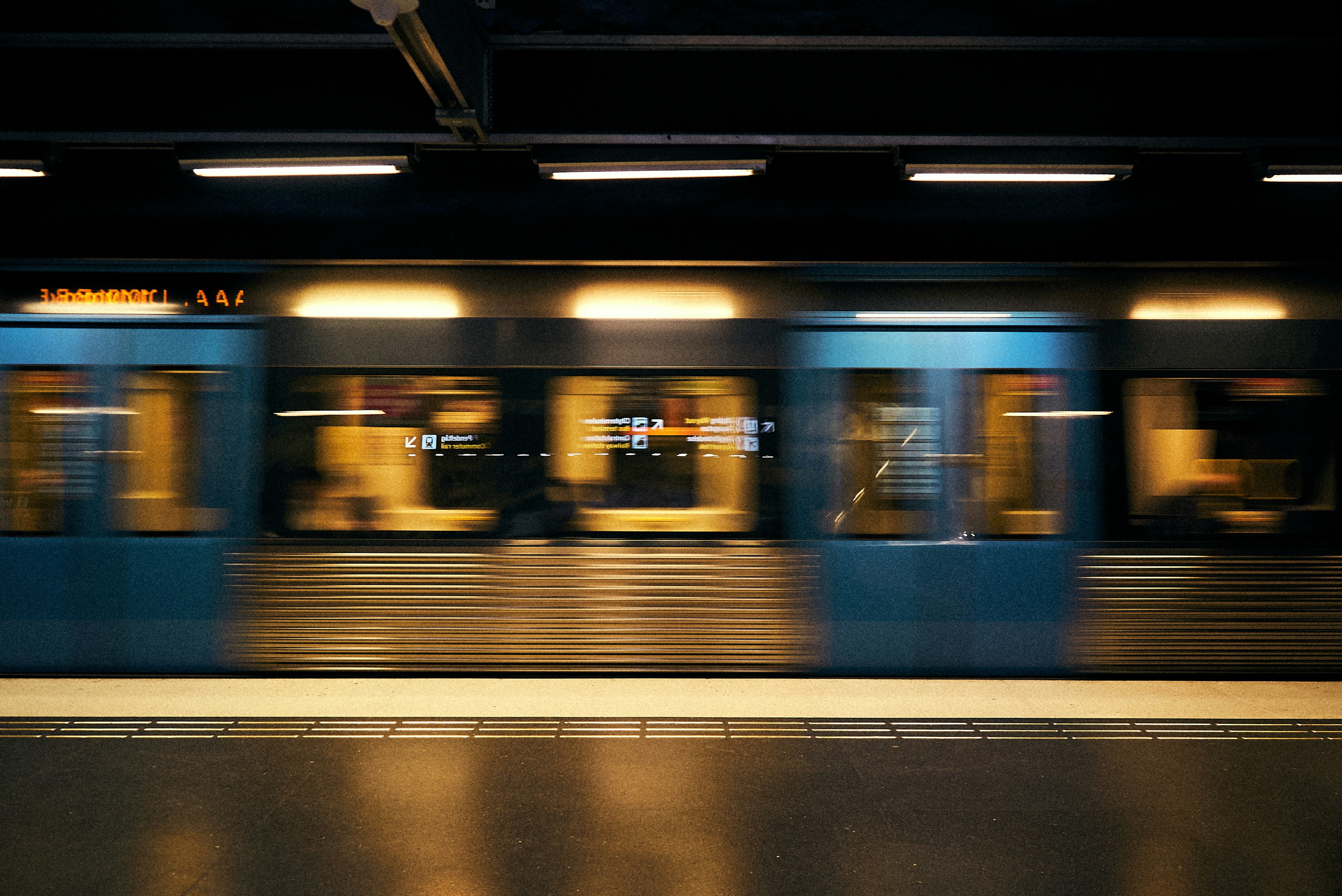 suddig bild av tunnelbanevagn i farten