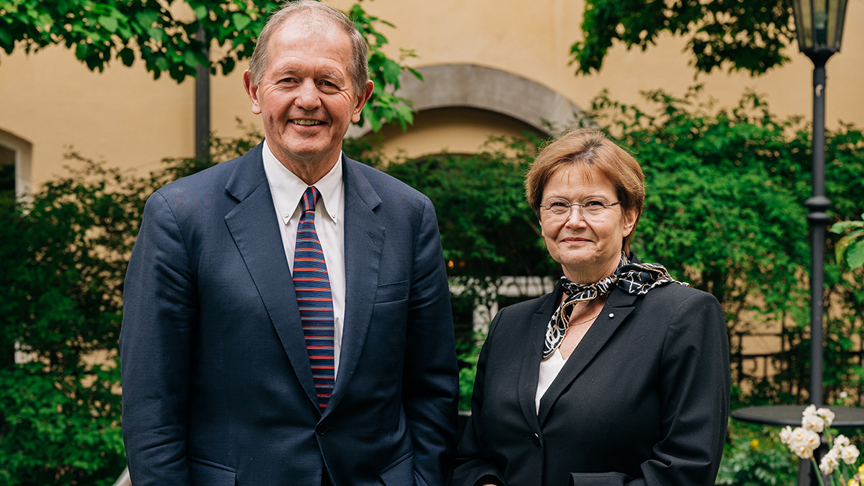 Marcus Wallenberg och Tuula Teeri leende p&aring; IVAs gr&ouml;nskande innerg&aring;rd