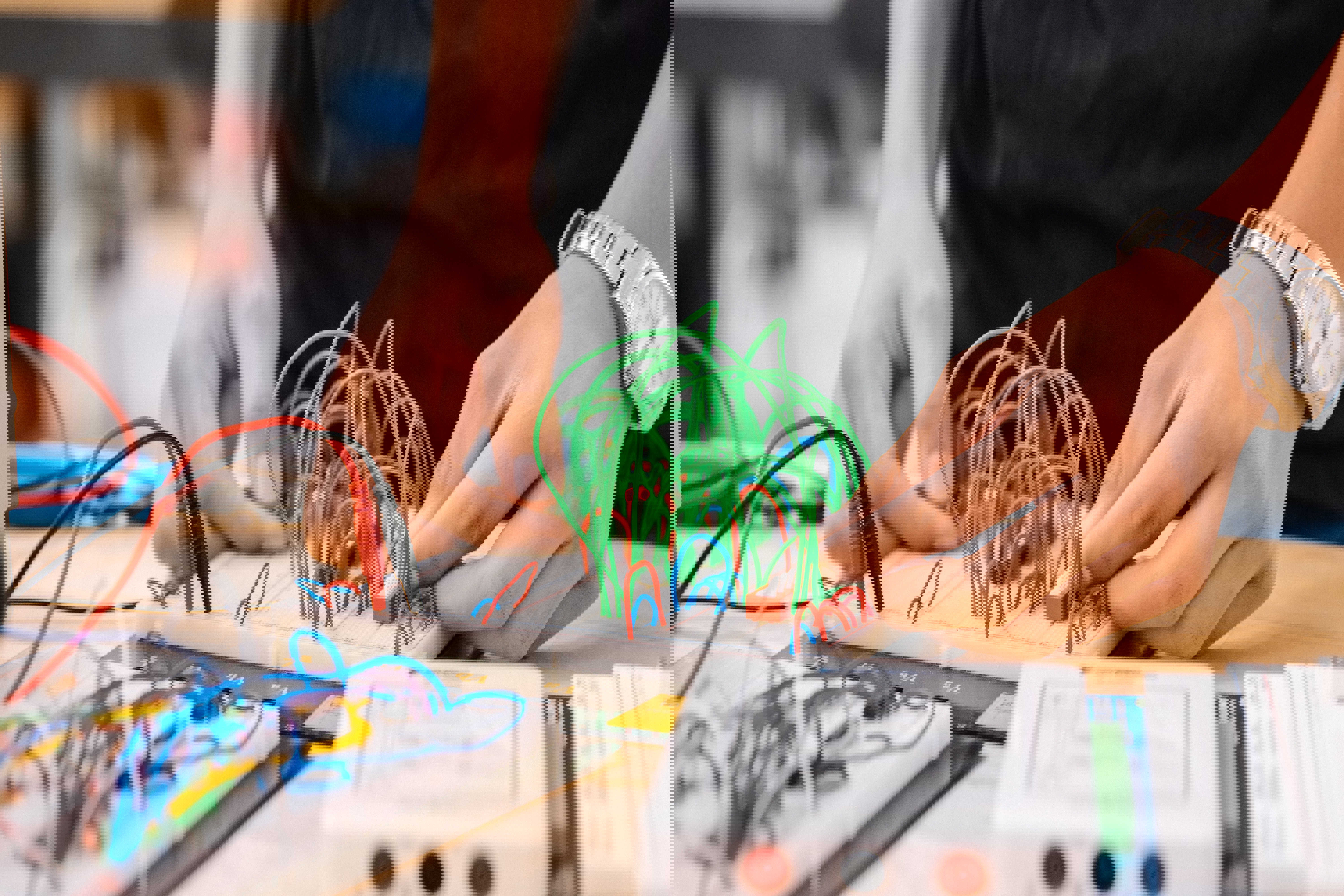 En person jobbar med kablar.