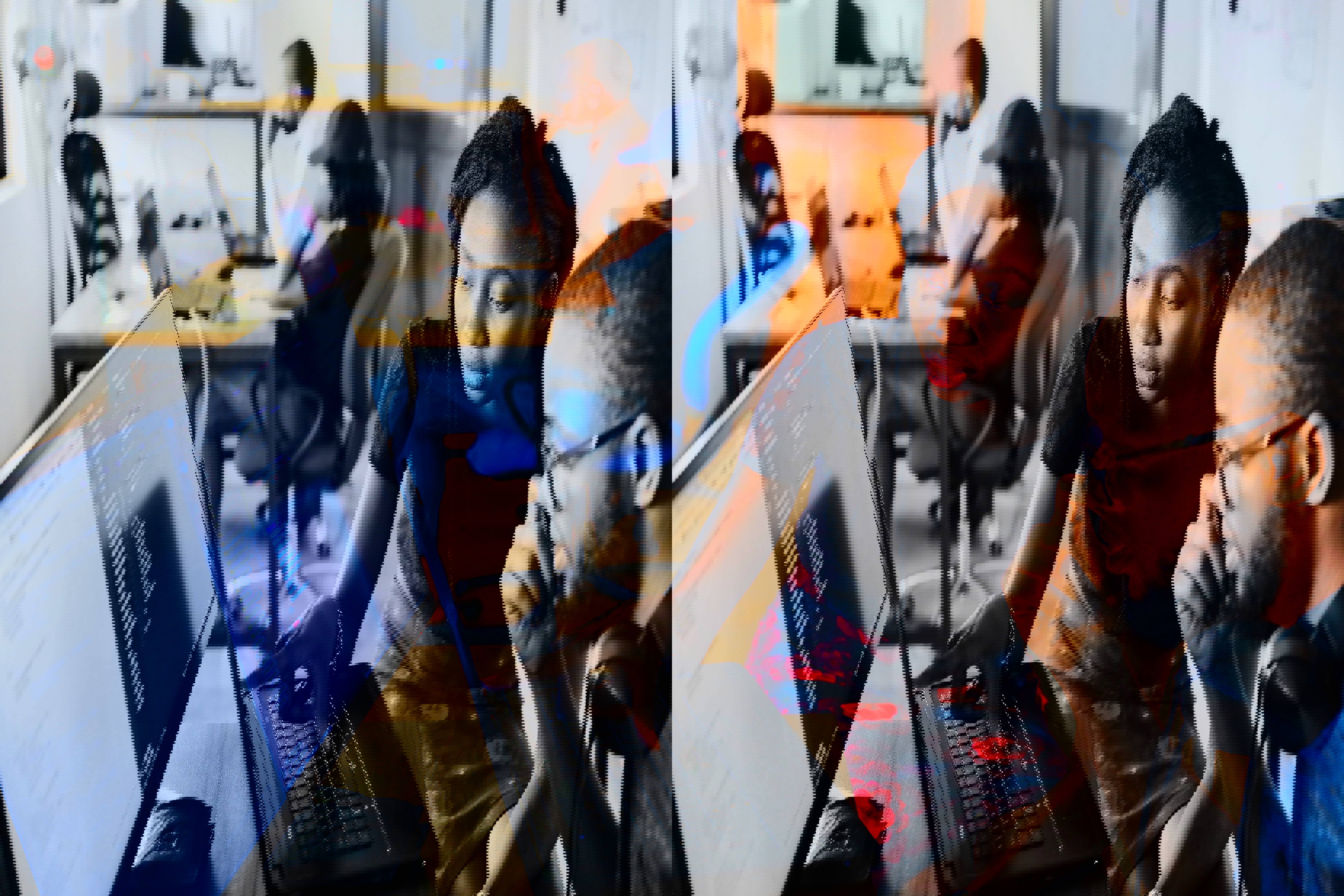 Två personer sitter vid en datorskärm och tänker 