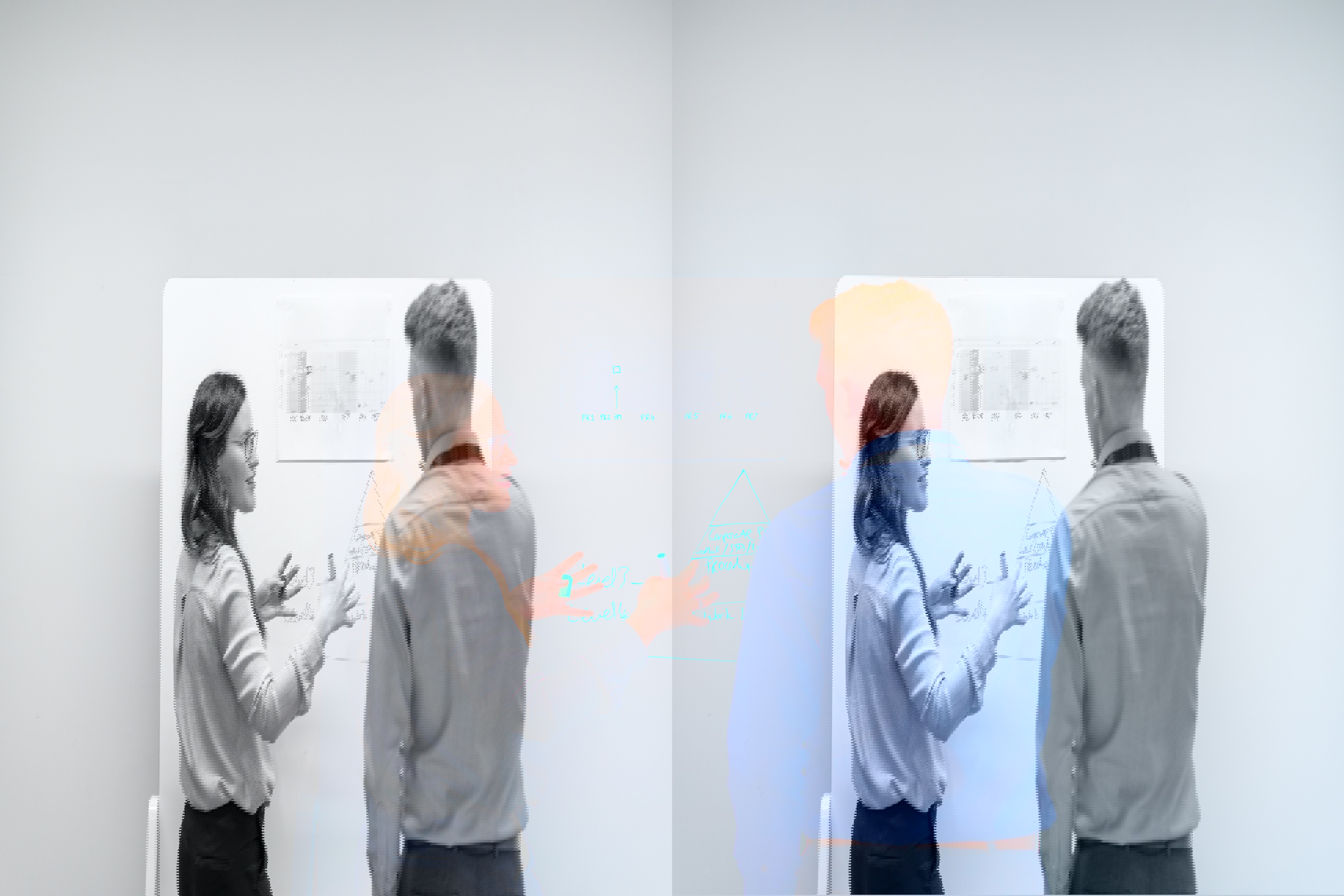 En ung kvinna presenterar på en whiteboard för en medelåldersman 