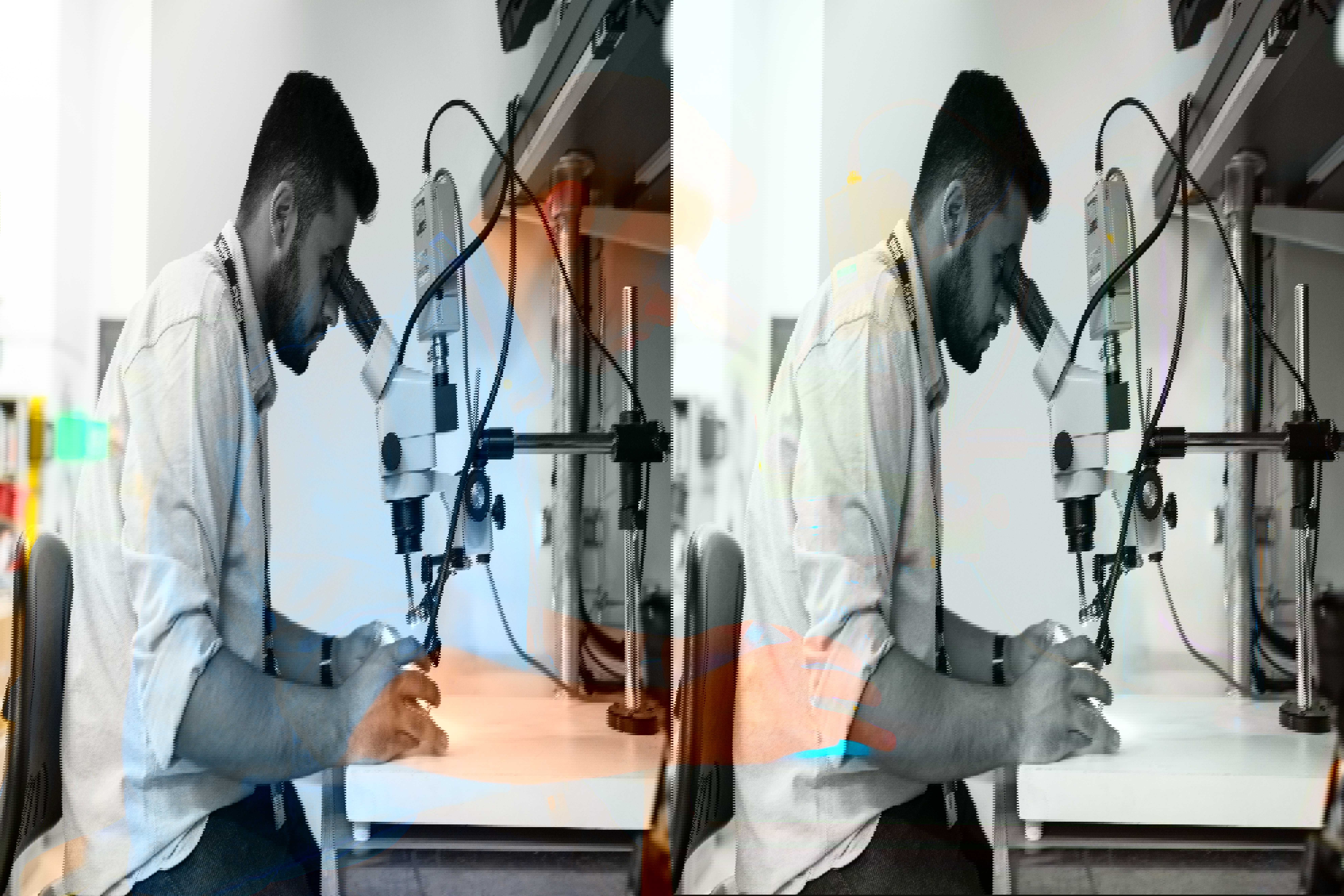 Ung man sitter vid ett förstoringsglas