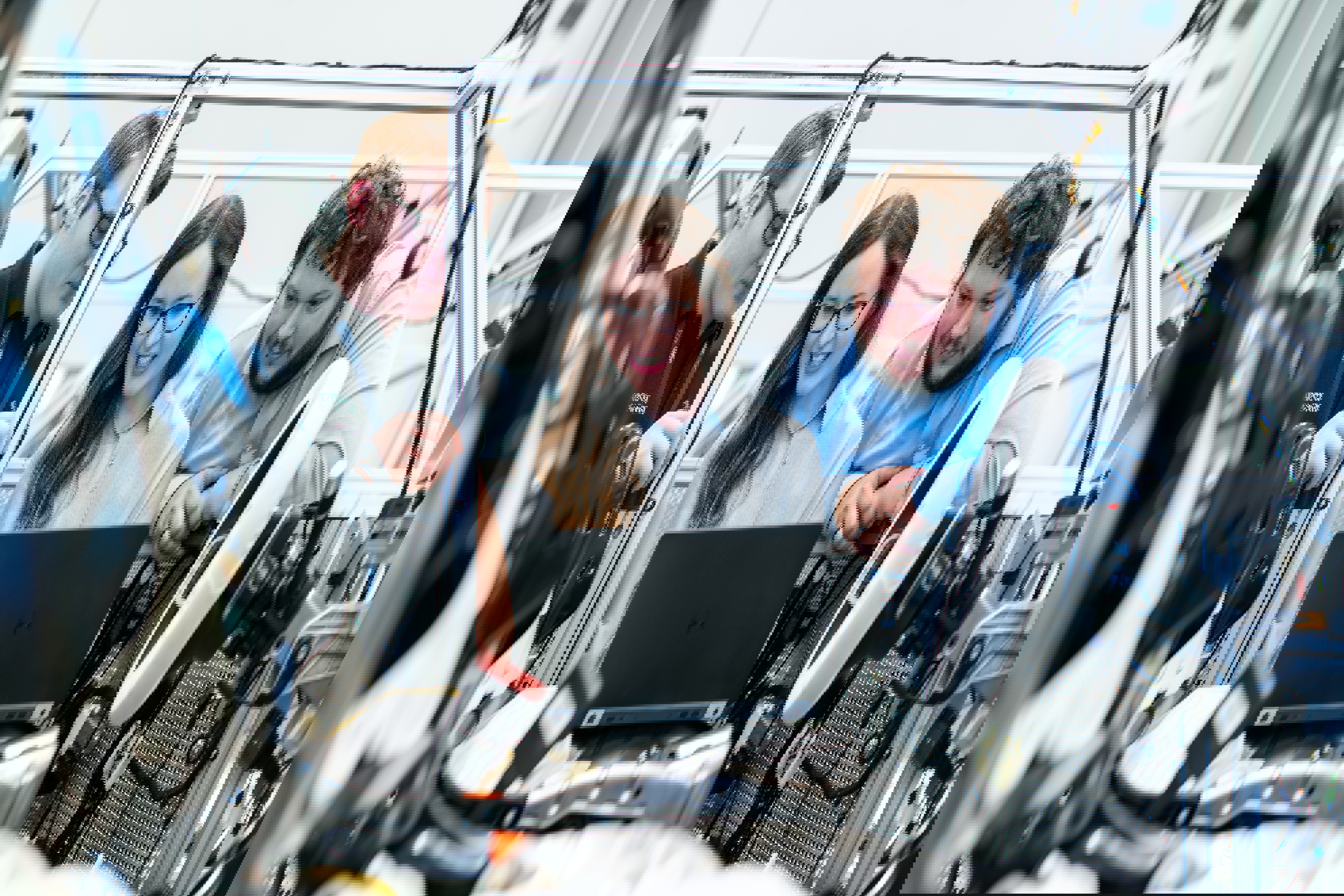 Två killar som pekar på ett papper