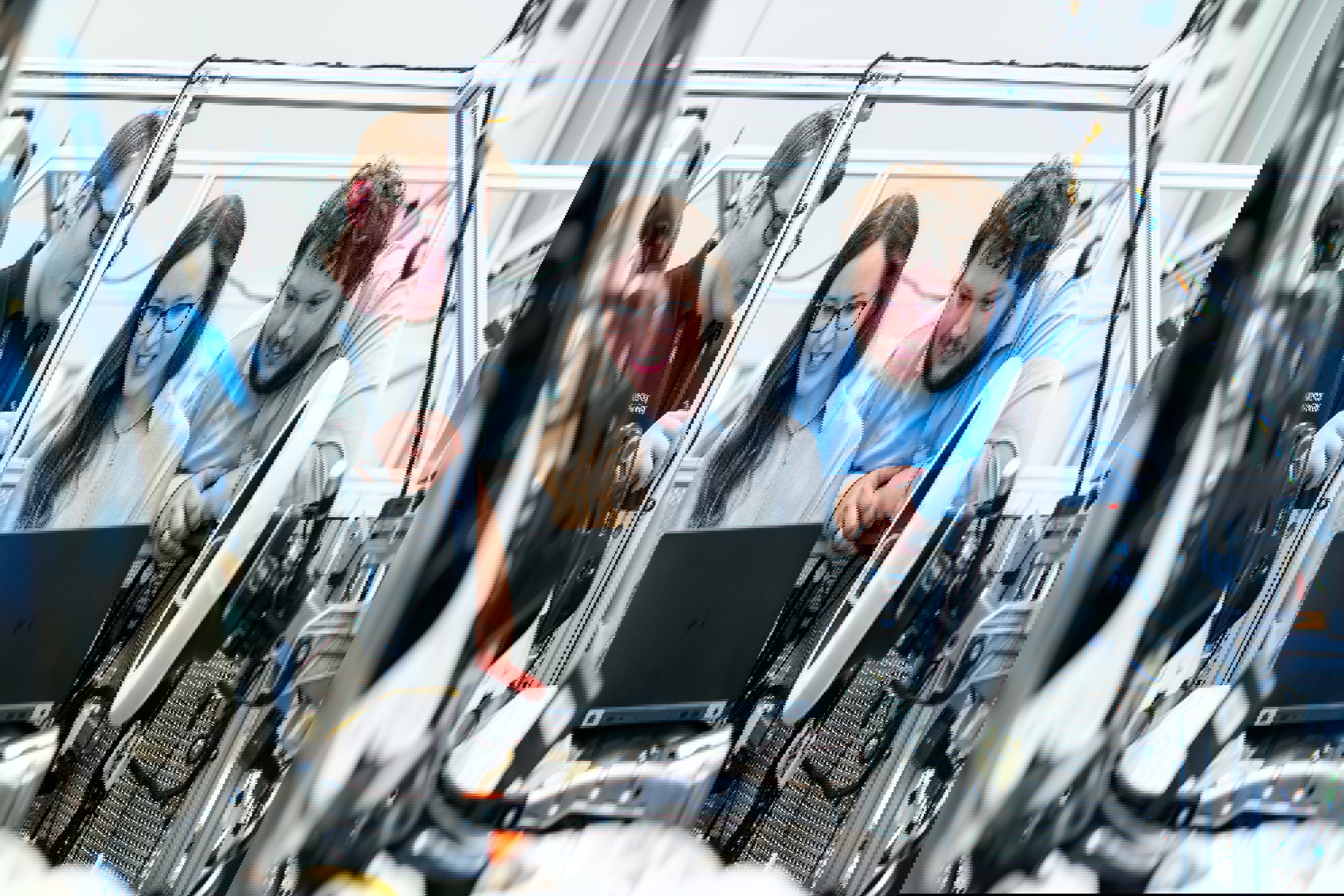 Två killar som pekar på ett papper